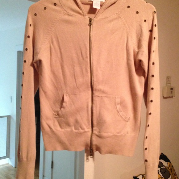 Zipper jacket with keyholes in sleeves.