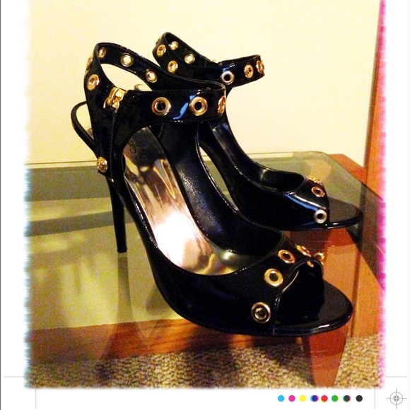 ๐SOLD๐ GUESS Flattering Black open toe shoes๐ฅ - Picture 2 of 4