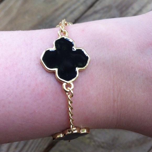 🚫SOLD🚫Clover Gold/black bracelet 🎀 - Picture 2 of 3