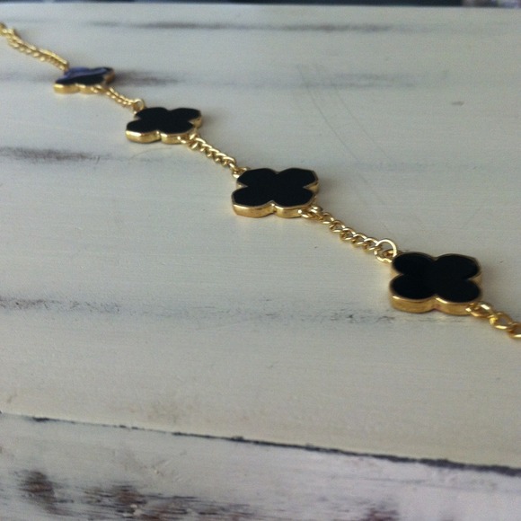 🚫SOLD🚫Clover Gold/black bracelet 🎀 - Picture 3 of 3