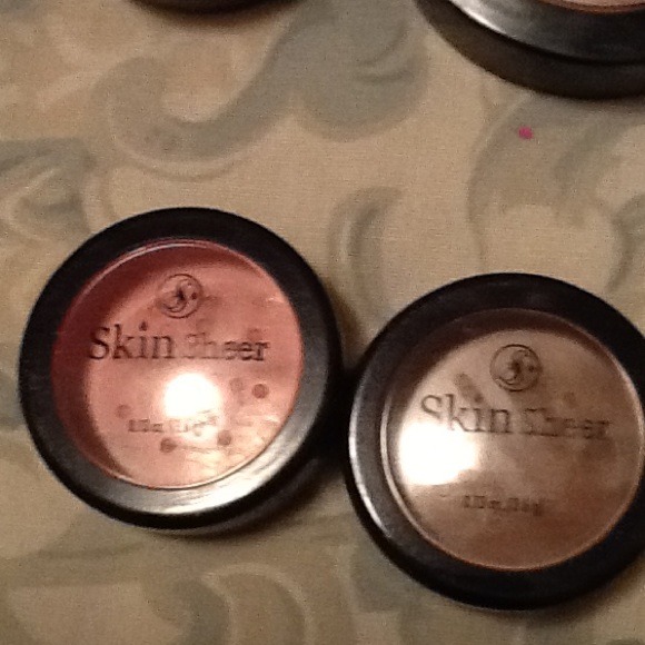 Powder and blush - Picture 3 of 4
