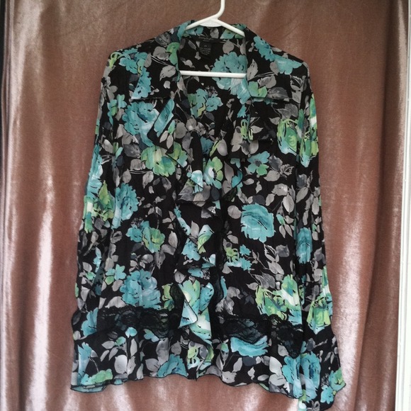 Feminie, flowy, sheer blouse