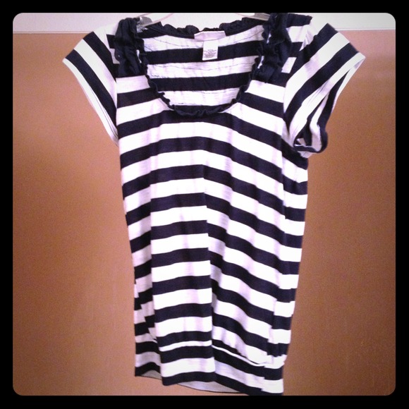 Adorable stripped shirt with ruffle/ribbon back!