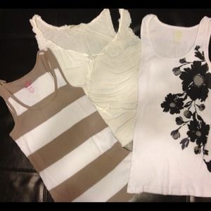 🚫SOLD IN BUNDLE🚫3 Tanks for the price of 1!!😍