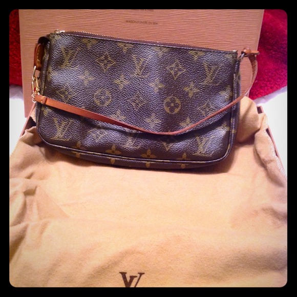 Louis Vuitton Handbags - Authentic Louis Vuitton Pochette 💕