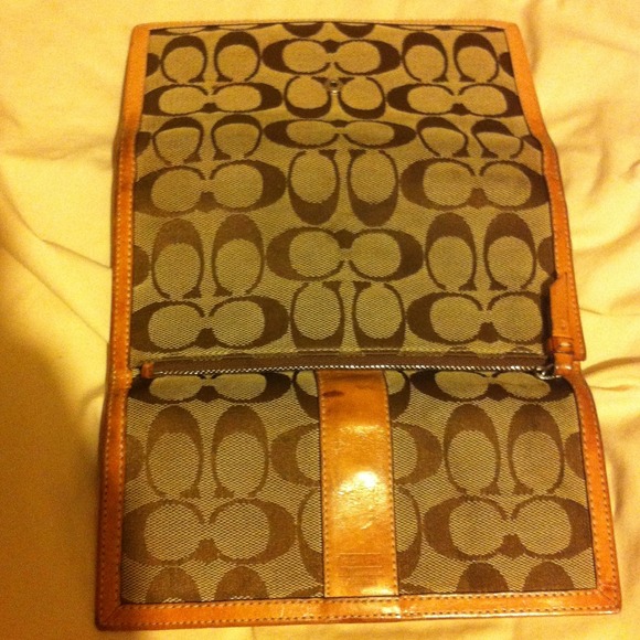 Authentic coach wallet. - Picture 2 of 4