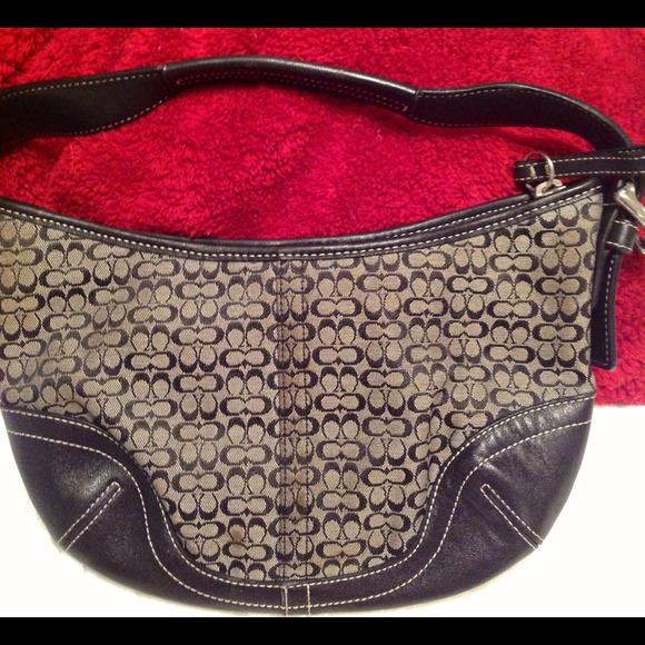 🏡 💯% Authentic Coach signature hobo🏡