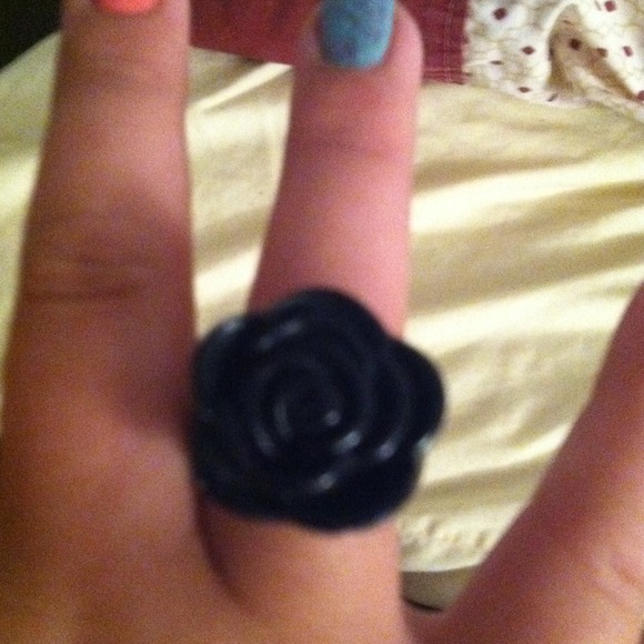 Black flower ring with matching earrings