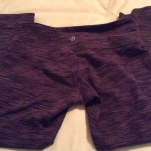Adorable lululemon Capri workout pants size 4
