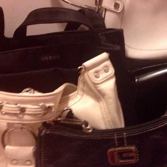 Assorted "Guess" purses - Picture 2 of 4