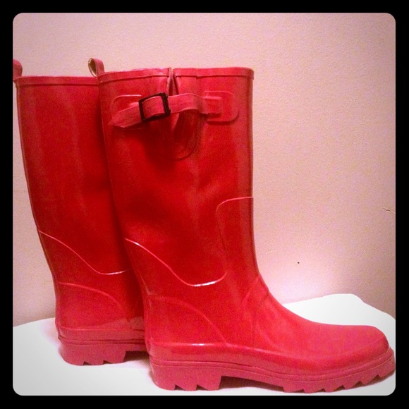 Hot pink rain boots! ☔