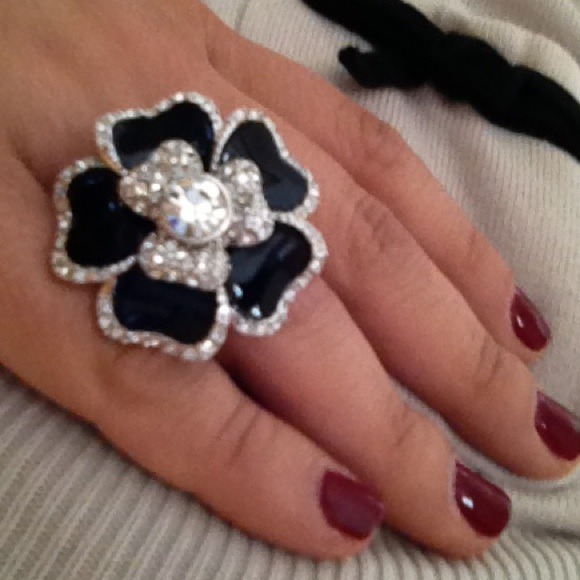 Lia Sophia Dahlia ring size 8