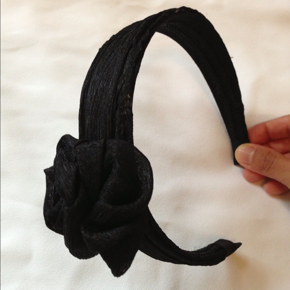 Embellished black headband - Picture 3 of 3
