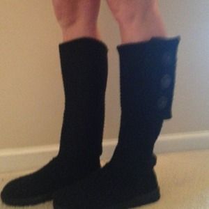 SOLD!!! AmAziNG PricE UGG 3 Button Sweater Boots!!