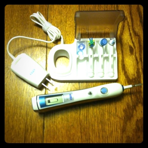 💥SOLD💥Oral B Triumph 5000 SmartGuide Toothbrush - Picture 1 of 4