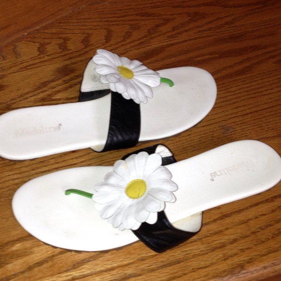 SOLD IN BUNDLESuper Cute Leather Sunflower - Picture 2 of 4