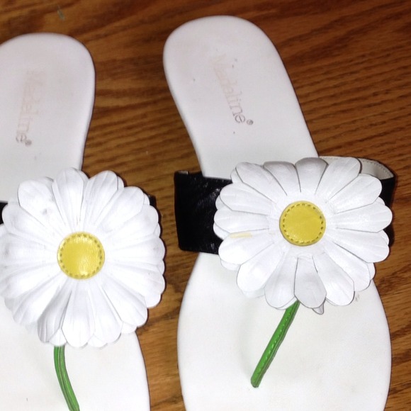 SOLD IN BUNDLESuper Cute Leather Sunflower - Picture 3 of 4