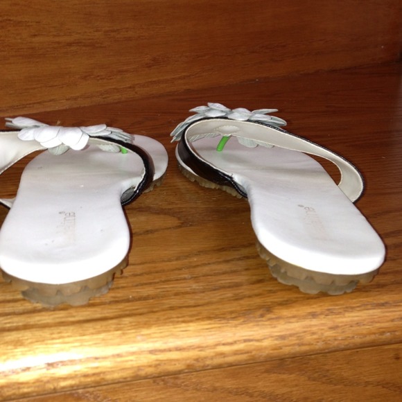 SOLD IN BUNDLESuper Cute Leather Sunflower - Picture 4 of 4