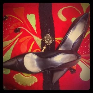 Nine West black leather kitten heels