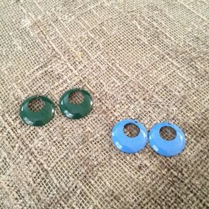 2 pairs of earrings.