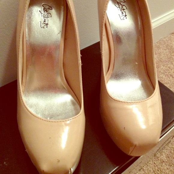 NUDE PUMPS