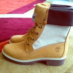 Sold in a bundle w/ earrings and bracelets