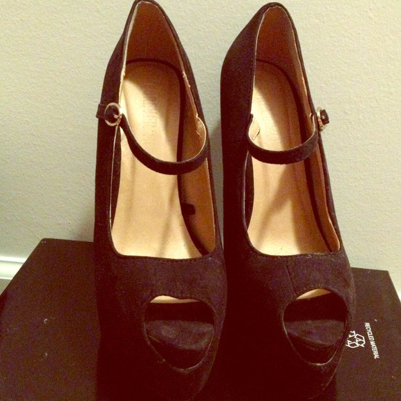 Black peep toes pumps!