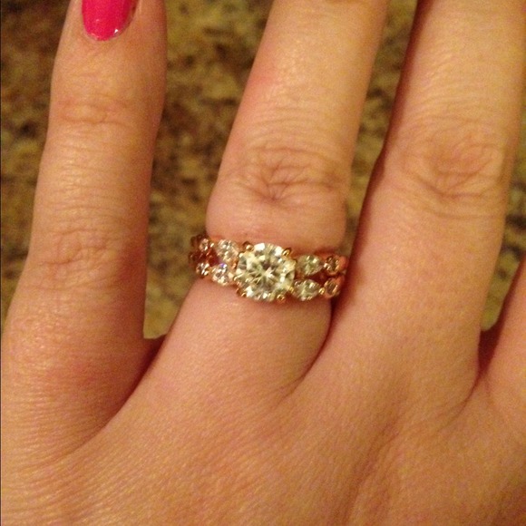 9k yellow gold CZ ring
