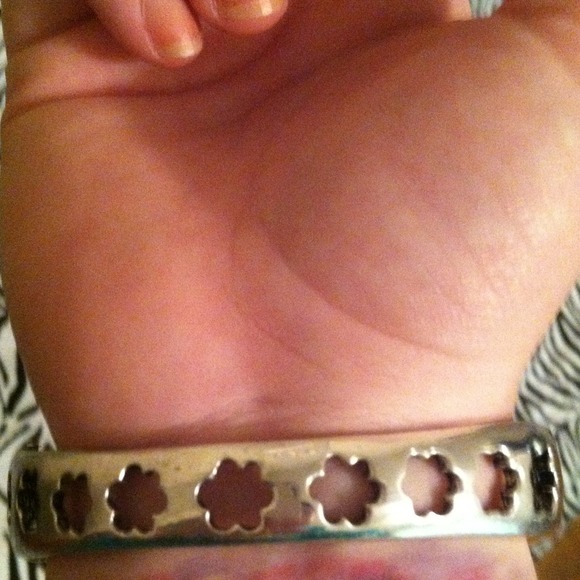 Beautiful butterfly bracelet🌹 - Picture 2 of 3