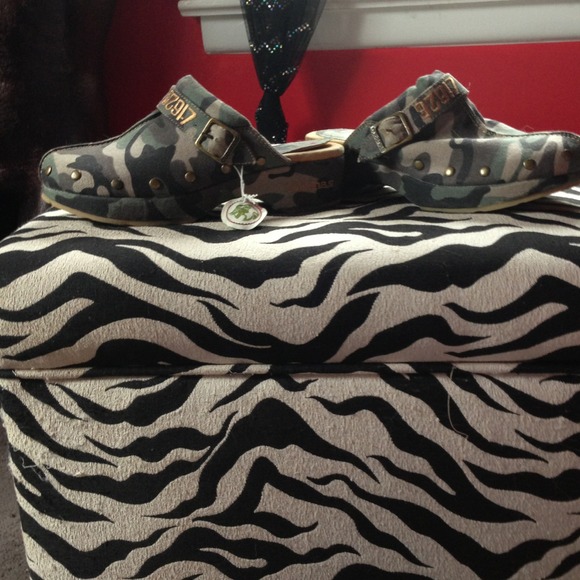 Clogs - Picture 1 of 4