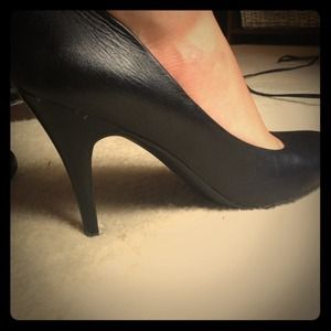 Black pumps
