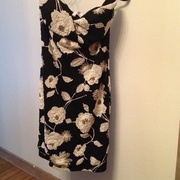 Lace flower dress - Picture 1 of 3