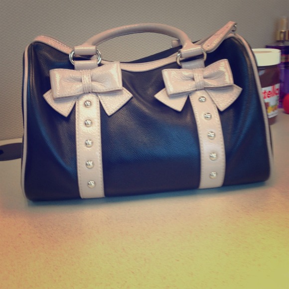 ON HOLD ELLE handbag€ earrings