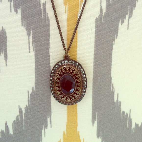 ❌SOLD IN BUNDLE ❌Gorgeous black pendant