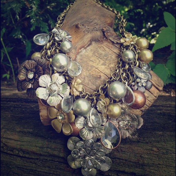 Beautiful chunky flower necklace!