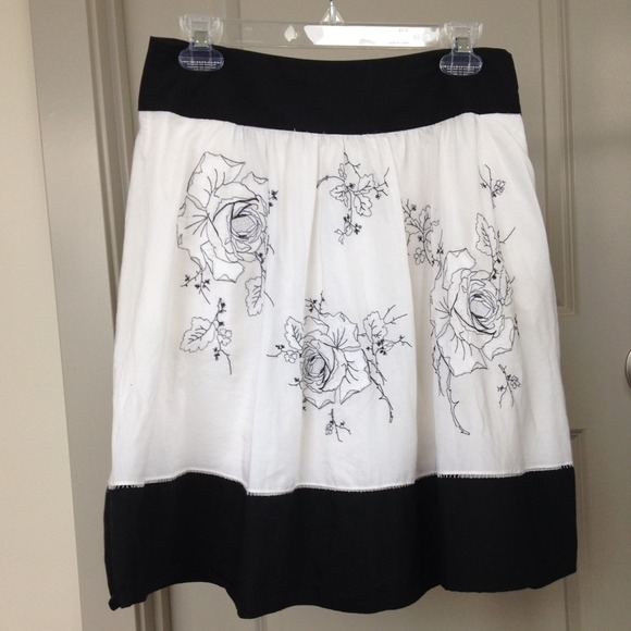 BCGB Max Azria black white skirt flower embroidery