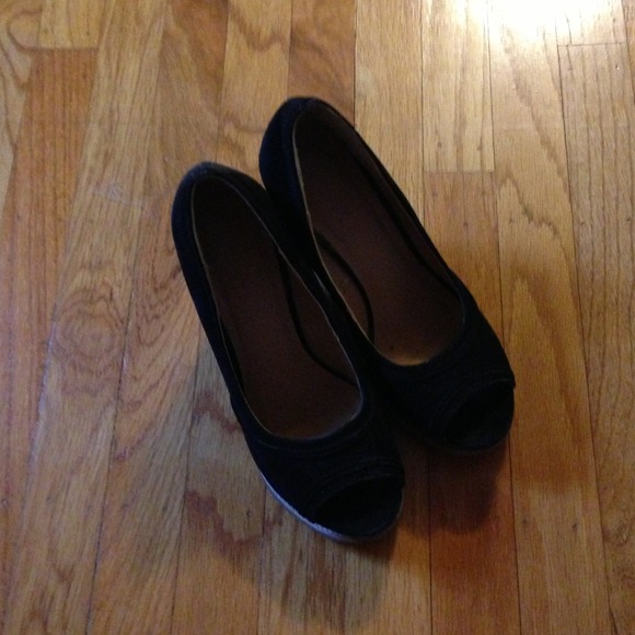Black wedges