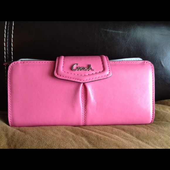 😃Sold😃 Authentic pink leather Coach wallet