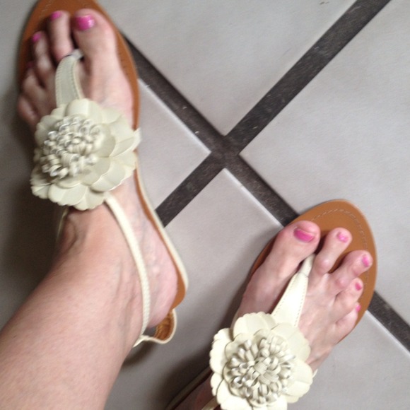 Beige leather barefoot sandal w/leather flower