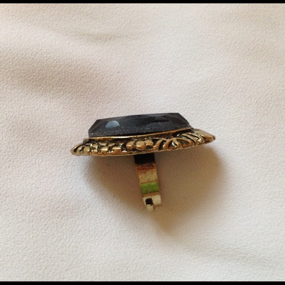 Rustic gold and acrylic stone statement ring - Picture 2 of 4