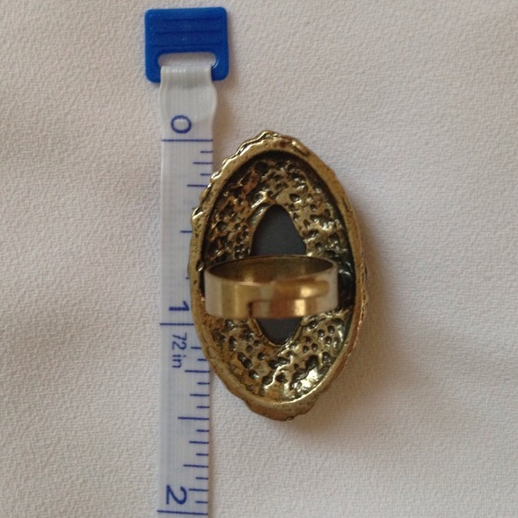 Rustic gold and acrylic stone statement ring - Picture 3 of 4