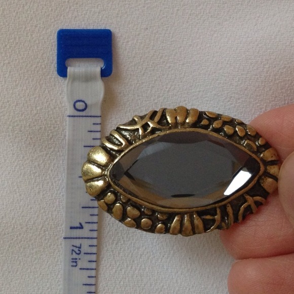 Rustic gold and acrylic stone statement ring - Picture 4 of 4