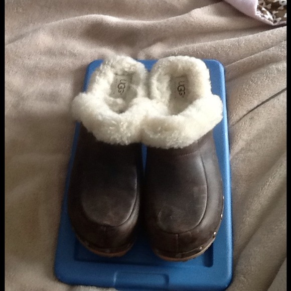 Ugg clogs/bag .....bundle