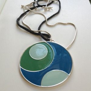 Reversible retro pendant