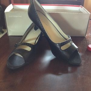 Black leather Peak Toe Heals Size 9