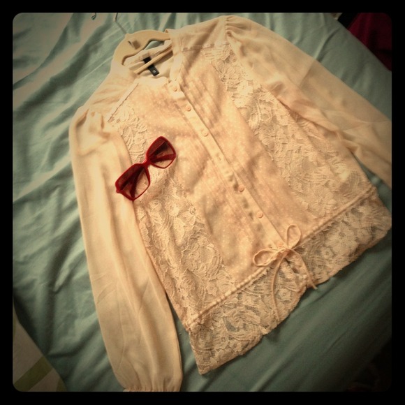 Gorgeous peach lacey blouse by H&M. Fits S-M