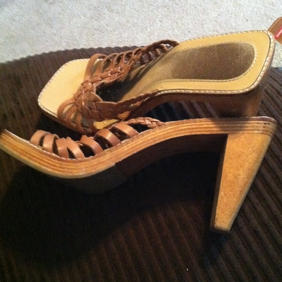 Tan wooden heels - Picture 2 of 3