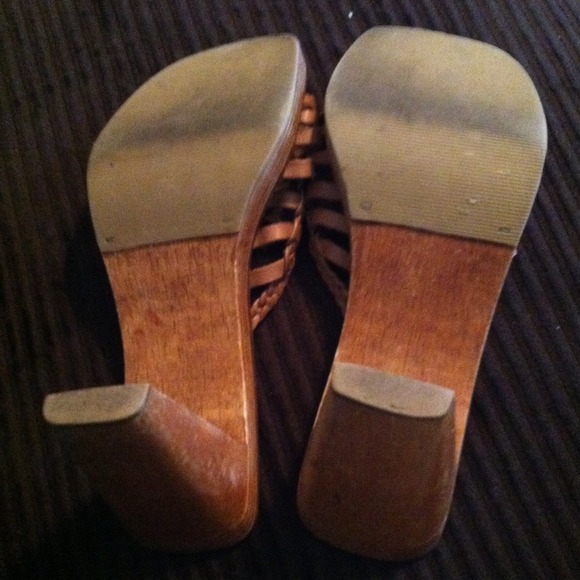 Tan wooden heels - Picture 3 of 3