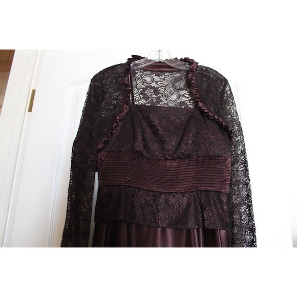 💥REDUCED💥 Brown Lace Gown & Jacket - Picture 2 of 4