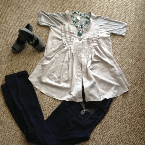 🚫🚫🚫SOLD Grey one button top